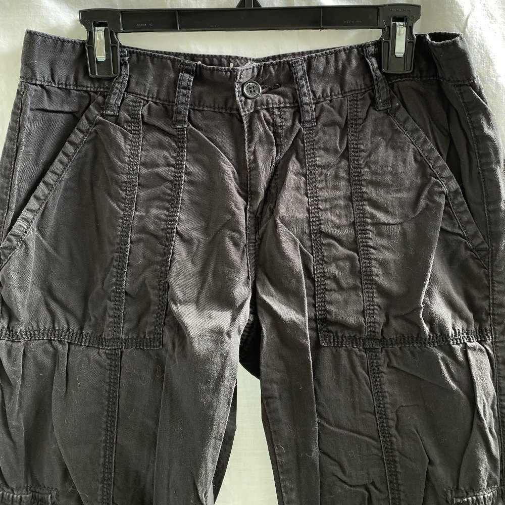 Clavin Klein Cargo Capri Size: 8 - Picture 4 of 11